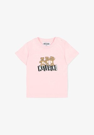T-shirt da bambino rosa chiaro con tre orsetti sorridenti sopra la parola "Moschino" in lettere nere e bianche in grassetto.