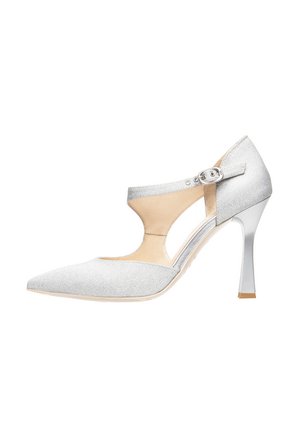 Chaussure à talons hauts argentée avec un bout pointu, un dessus texturé, un design découpé, une bride de cheville avec une boucle en métal, et un talon élancé.