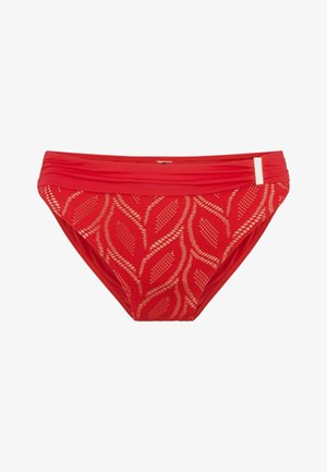 Crvene badiće s teksturiranim uzorkom lista, s naboranim pojasom i malim metalnim akcentom sa strane.