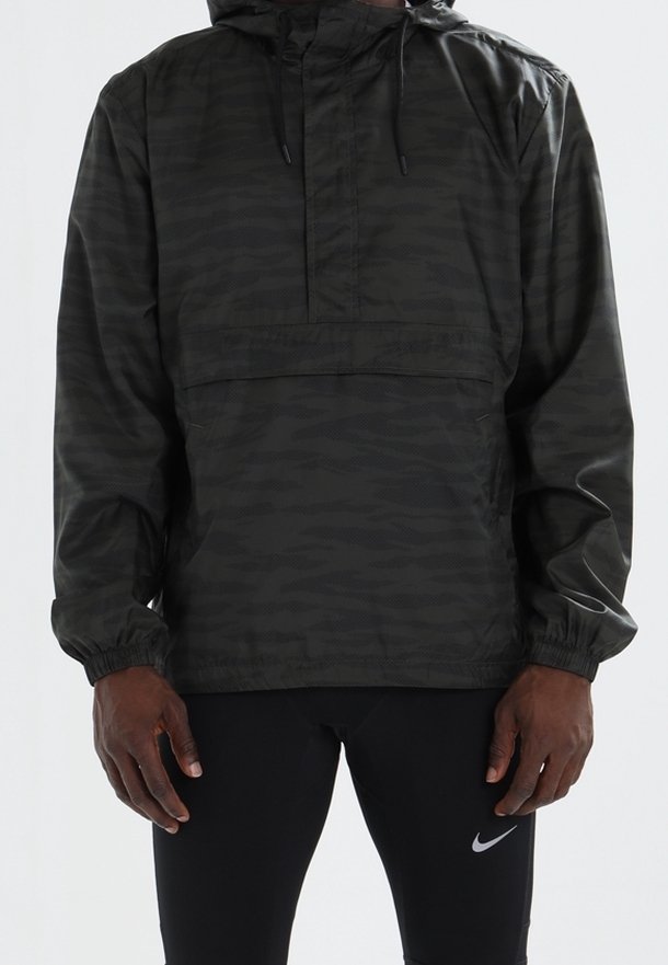 Giacca leggera con cappuccio a motivo camouflage in verde scuro; presenta polsini elasticizzati e una tasca frontale. Realizzata in materiale resistente all'acqua.