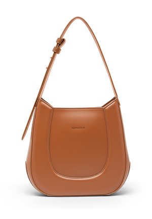 Brązowa skórzana torba na ramię z regulowanym paskiem, o zaokrąglonym kształcie trapezu, z wytłoczonym logo "EXPATRIE" na środku przedniej strony.