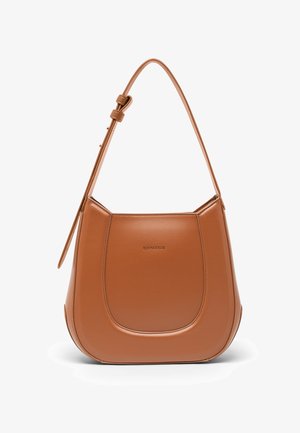 Sac à bandoulière en cuir marron avec sangle réglable, forme trapèze arrondie, et logo "EXPATRIE" embossé au centre avant.