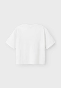 Vit kortärmad t-shirt i bomull. Rund hals, ren design utan mönster eller detaljer. Mjuk textur, vanlig passform.