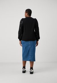ONLY Carmakoma CARROSANNA O NECK MIX  - Ikdienas džemperis - black