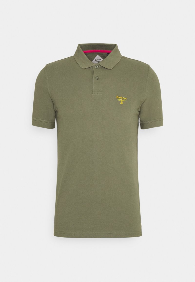 Polo vert olive à manches courtes avec col, patte à deux boutons et logo Barbour jaune sur la poitrine gauche.