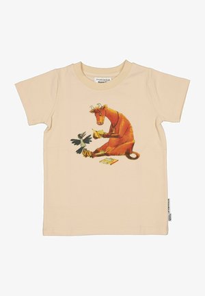 Beige t-paita, jossa on piirros istuvasta ruskeasta lehmätä lukemassa kirjaa mustalle linnulle, ja toinen kirja makaa maassa.