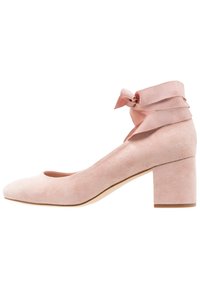 Růžový semišový lodičku na blokovém podpatku s kulatou špičkou a stužkovými popruhy kolem kotníku. Hladký povrch s jednobarevným designem a nízkým výstřihem vpředu.