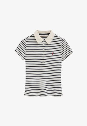 Camiseta tipo polo de manga corta blanca con rayas horizontales azul marino, cuello blanco, botones y una pequeña figura bordada roja en el pecho.