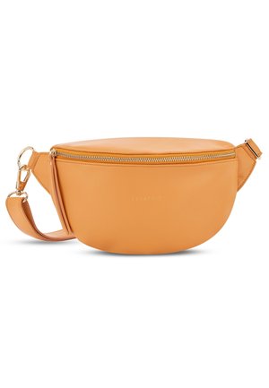 Brązowa skórzana nerka z złotym zamkiem błyskawicznym i regulowanym paskiem, gładka powierzchnia i subtelne tłoczenie logo marki na środku przodu.