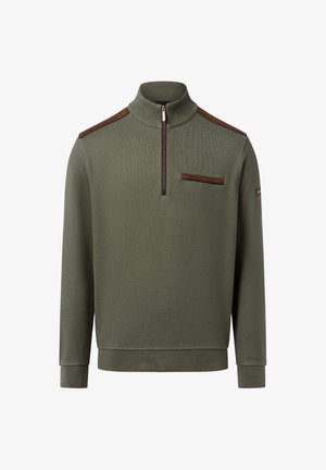 Pullover verde, testurizzato, con colletto a zip parziale, dotato di accenti in pelle marrone sulle spalle e sulla tasca sul petto, e polsini a coste.