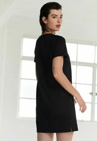 Next REGULAR FIT - Trikotaažkleit - black