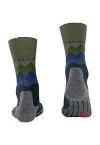 Calzini a crew verde, blu e grigio con motivo montano e testo "FALKE" sul bordo, mostrati dalla vista del tallone e della suola.