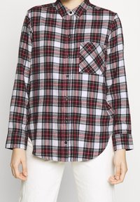 Langsleeve geruite shirt met een patroon in rood, zwart en wit, knoopsluiting en een enkele borstzak. Zachte stof met een relaxte pasvorm.