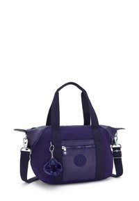 Lila Nylon-Handtasche mit kurzen Griffen und abnehmbarem Schultergurt. Verfügt über ein vorderes Reißverschlussfach und einen plüschigen Affen-Schlüsselanhänger.