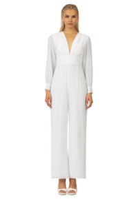 Jumpsuit bianco con scollatura a V profonda e vita arricciata, maniche lunghe e gambe ampie. Tessuto liscio con leggera lucentezza e vestibilità sartoriale.