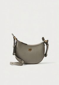 Siva usnjena torbica za čez ramo z ukrivljeno obliko, pozlačenimi kovinskimi detajli in nastavljivim trakom. Ponaša se z gladko teksturo in minimalističnim dizajnom.