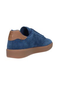 Sneaker blu in suede con un tallone in pelle marrone e suola in gomma. Presenta lacci tondi e una texture liscia, con cuciture sui lati.