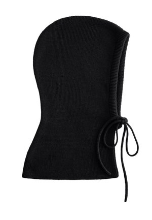 Cagoule noire tricotée avec une fermeture à nouer sur un côté, conçue pour couvrir la tête et le cou.