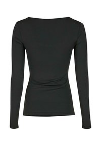 Černý top s dlouhými rukávy vyrobený z elastického materiálu, s kulatým výstřihem a nařasením v oblasti pasu pro těsně přiléhající siluetu.