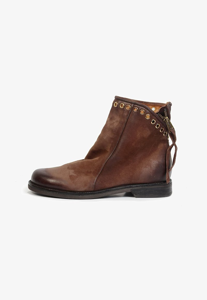 Bottine en cuir marron avec œillets métalliques décoratifs le long du bord supérieur, fermeture éclair latérale et semelle à talon bas noire.