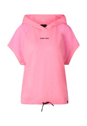 Osoba nosząca różową bluzę z kapturem i krótkim rękawem, czarne legginsy, czarne sandały, duże refleksyjne okulary przeciwsłoneczne oraz dwie długie warkocze.