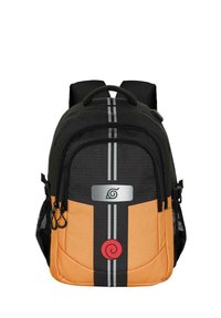 Mochila negra y naranja con un diseño curvado, rayas plateadas y un logo circular. Cuenta con bolsillos laterales de malla y correas ajustables.