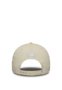 Beige basebollkeps med en texturerad tyg, böjd skärm, justerbart plastband och en broderad logotyp på baksidan.