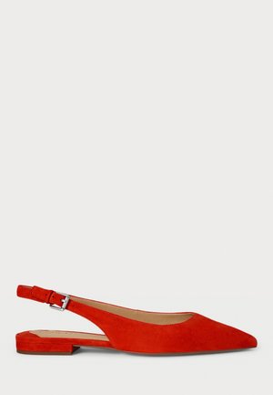 Chaussure plate slingback en daim rouge avec bout pointu et boucle argentée, présentée sur un fond uni gris clair.