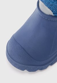 Niebieska wodoodporna bootka wykonana z teksturowanej gumy, z zaokrąglonym noskiem i grubą, wzorzystą podeszwą, z gładką górną częścią.