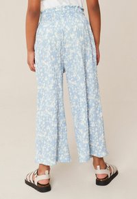 Next CRINKLE TEXTURE WIDE - REGULAR FIT - Kalhoty - blue  white floral print
