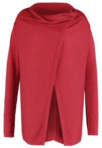 Suéter rojo de manga larga con un cuello ancho acanalado y una abertura frontal asimétrica. Hecho de una tela de punto texturizada.