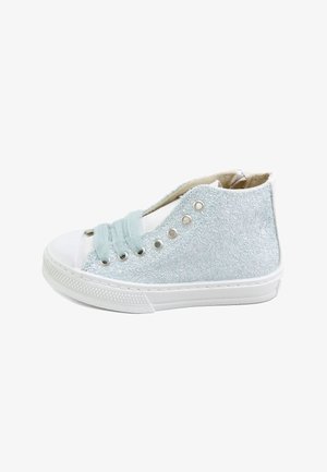 Zapatilla de caña alta azul claro con purpurina, suela y puntera de goma blanca, cordones azul claro y ojales metálicos sobre fondo blanco.