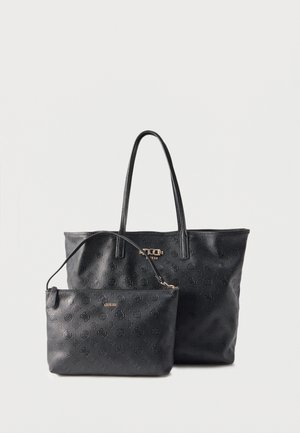 Due borse nere Guess, una grande tote con doppi manici e una pochette più piccola con una tracolla singola, entrambe con motivo logo in rilievo e dettagli dorati.