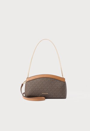 Bolso marrón de Michael Kors con patrón de monograma, detalles en cuero color tostado y asas de cadena dorada combinadas con cuero, sobre un fondo blanco.