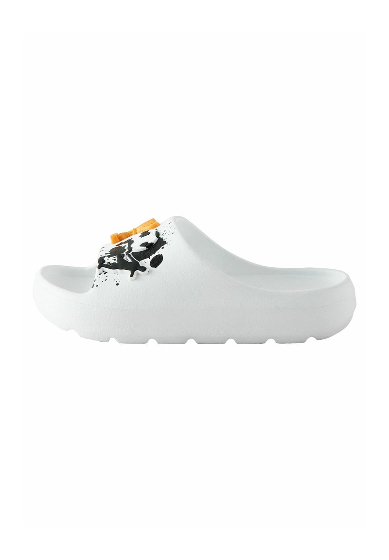 Sabot blanc à enfiler avec une finition texturée, motif éclaboussé en noir et une touche d'orange près de la sangle. Conception basse avec des bords arrondis.