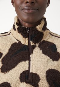 adidas Sportswear ESSENTIALS 3 STRIPES ANIMAL PRINT CROPPED QUARTER ZIP  - Felpa in pile - shadow brown/multicolor