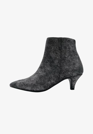 Zwarte suède enkellaars met een spitse neus en een slanke, gebogen hak. Subtiele textuur en glans geven het oppervlak een onderscheidend uiterlijk.