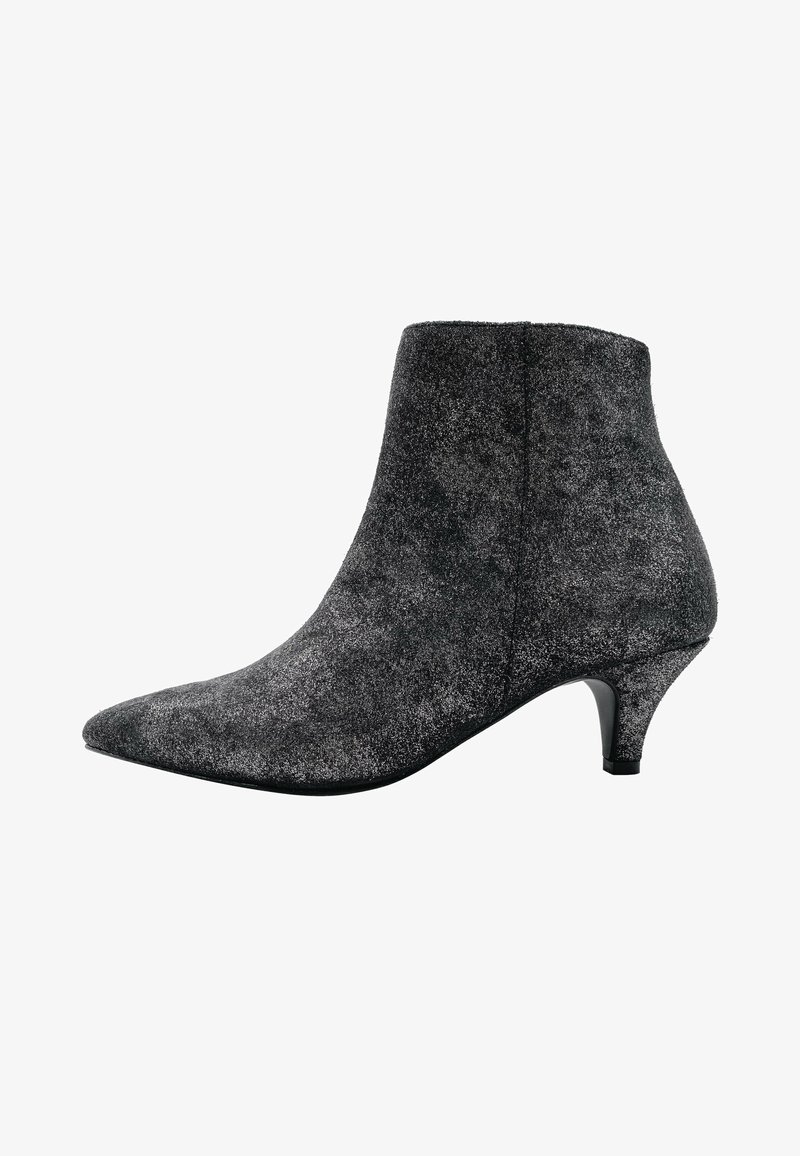 Botín de ante negro con puntera afilada y un tacón delgado y curvado. La textura sutil y el brillo le dan a la superficie una apariencia distintiva.