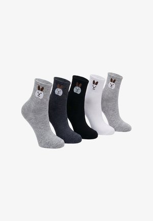 Fünf Paar Knöchelsocken in Grau, Dunkelgrau, Schwarz, Weiß und Hellgrau, jeweils mit einem kleinen Hasengesicht-Design nahe dem oberen Rand.