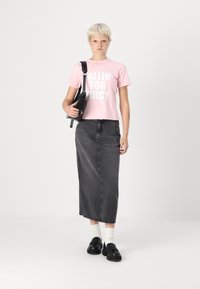 Juicy Couture FALLIN FOR JUICY UNISEX - Majica kratkih rukava s printom - almond blossom