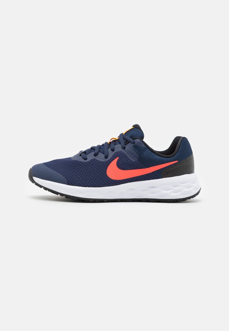 Nike Performance - NIKE REVOLUTION 6 (GS) - Neutrális futócipők - midnight navy/bright crimson/black/yellow ochre, Nagyítás