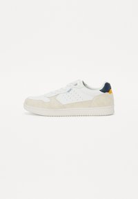 Zapatillas blancas y beige de cuero y ante, con un acabado texturizado, detalles perforados y un acento en azul marino y naranja en el talón.