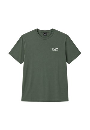 T-shirt maniche corte verde oliva con scollo a girocollo e logo bianco "EA7 Emporio Armani" sul petto sinistro.