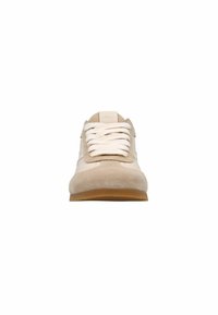 Wildledersneaker in hellem Beige mit weißen Schnürsenkeln, einer abgerundeten Zehenpartie und einer Gummisohle. Mit einem Logopatch auf der Zunge.