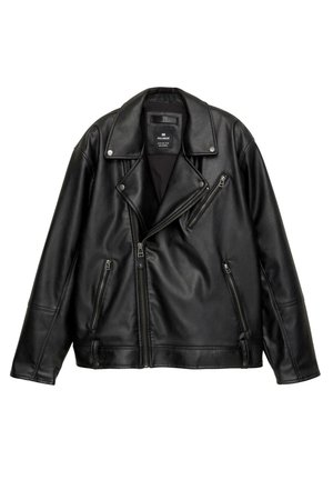 Schwarze Leder-Motorradjacke mit einem Latzkragen, diagonellem Vorderreißverschluss und mehreren Reißverschlusstaschen. Glatte Textur, minimale Details.