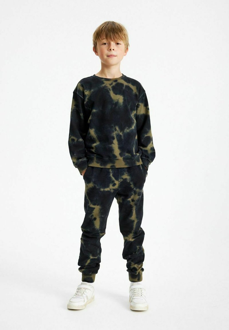 Zwart en olijfgroen tie-dye sweatshirt en jogger set gemaakt van zachte stof, met elastische boorden en een relaxte pasvorm.