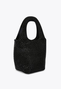 Borsa a tracolla nera con una superficie testurizzata ricoperta di piccole borchie, con una maniglia arrotondata e una forma strutturata e affusolata.