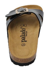Sandalo con cinturino sintetico nero e fibbia argentata, soletta in sughero e insole testurizzata color marrone chiaro. Caratterizzato da una robusta suola in gomma nera.