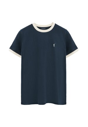 Camiseta azul marino de manga corta con cuello blanco y bordes en las mangas, pequeño logo blanco de jugador de polo en el pecho.