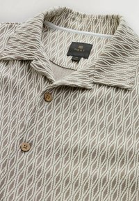 Chemise à boutons taupe et blanche à motif, en tissu texturé tissé avec des boutons en bois, taille Medium, marque Next.